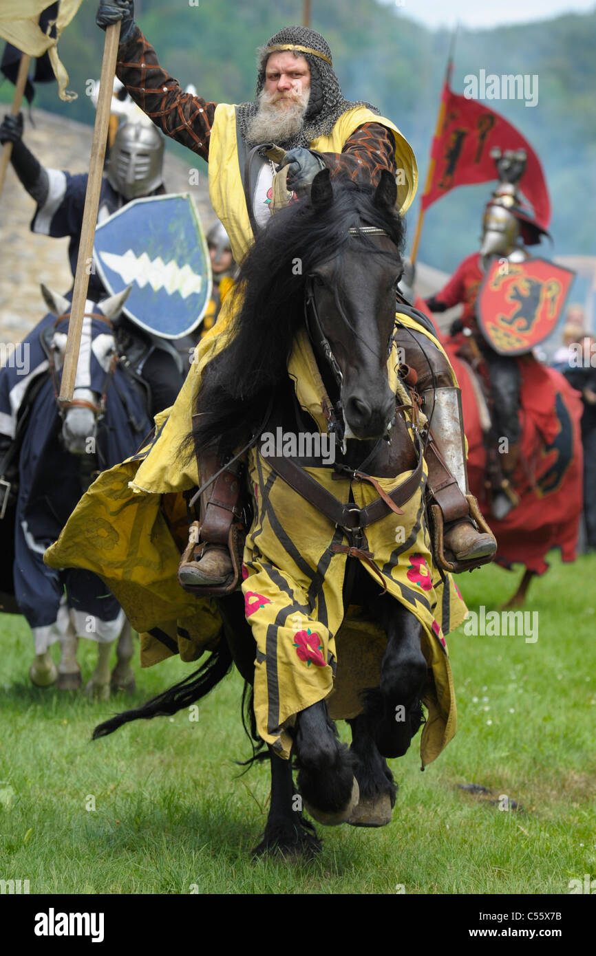 Chevalier historique dans la lutte à cheval tandis qu'un show en Allemagne Banque D'Images