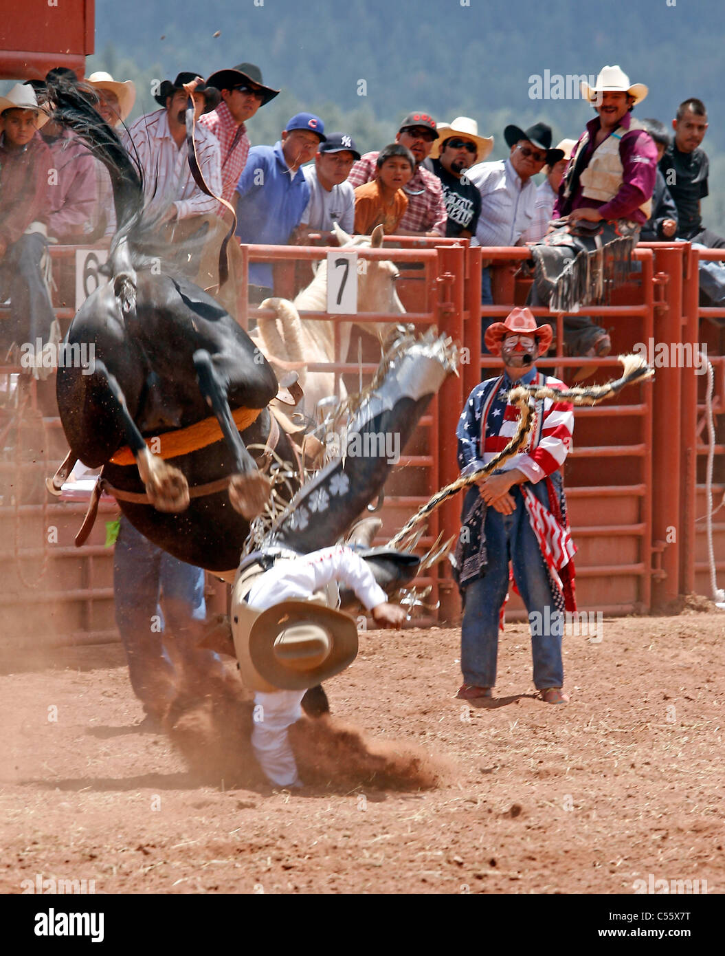 Concurrent sur le bronco riding événement au rodéo indien annuel annuel tenu à Mescalero, Nouveau Mexique. Banque D'Images