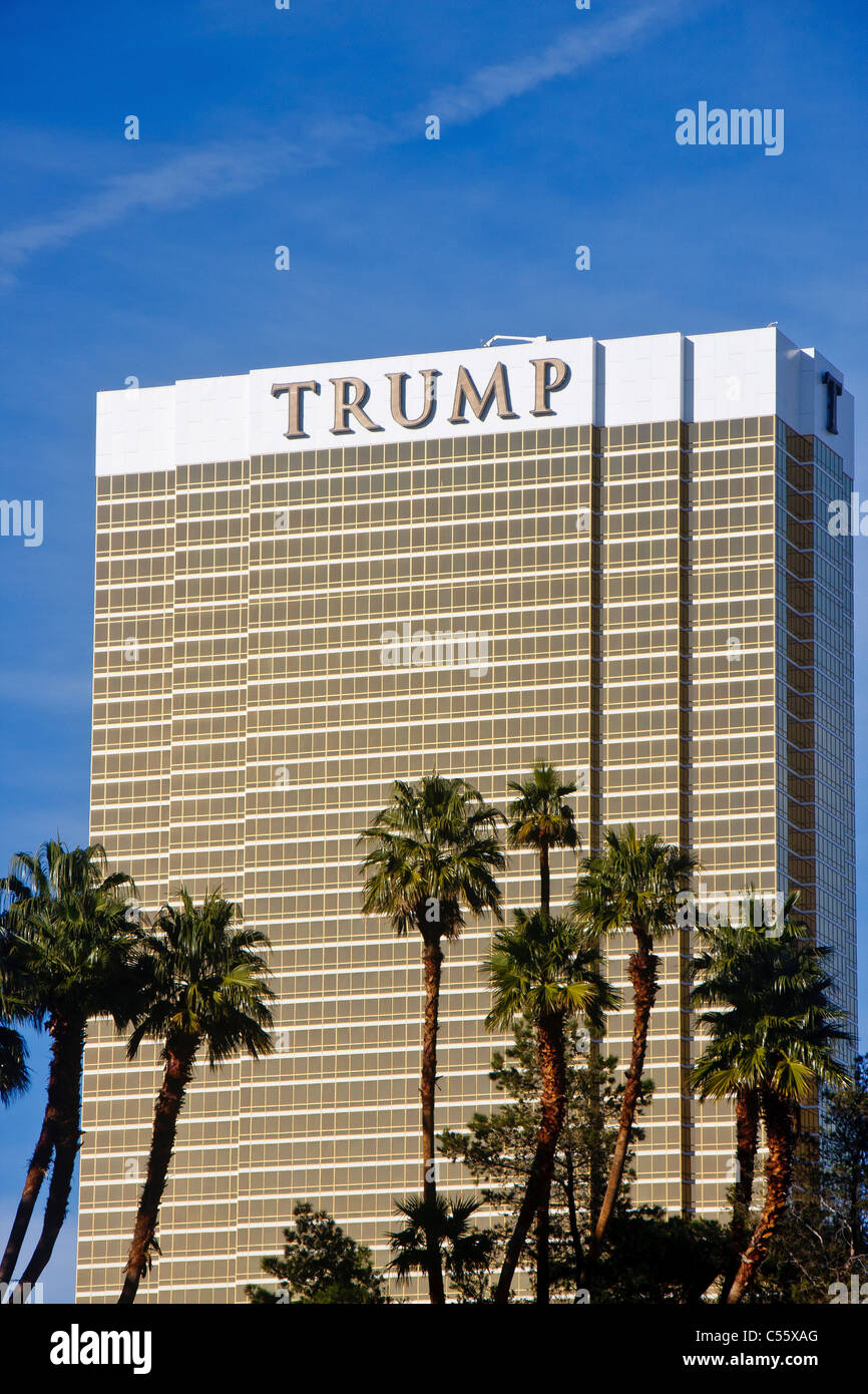 La Trump Tower à Las Vegas sous un ciel bleu au-delà des palmiers Banque D'Images