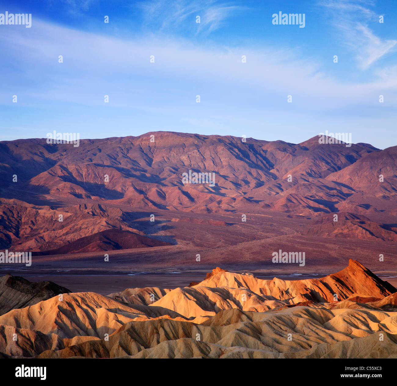 La Panamint Mountains et d'érosion les corniches à Zabriskie Point, Death Valley National Park, California, USA Banque D'Images