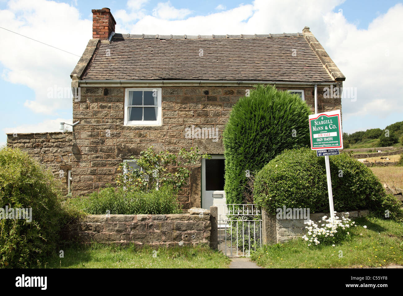 Un chalet à vendre et annoncés comme ayant le potentiel d'accueil de vacances dans le Derbyshire, Angleterre, Royaume-Uni Banque D'Images