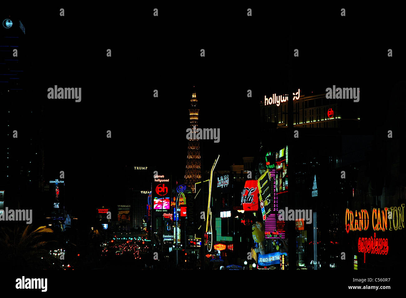 Le Strip de Las Vegas est célèbre pour les néons qui illuminent chaque bâtiment de nuit. Banque D'Images