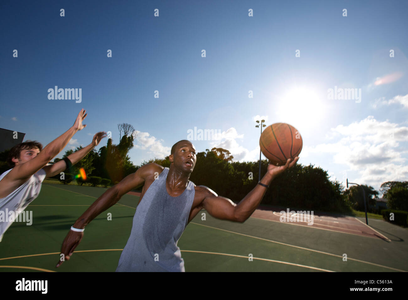Match de basket-ball extérieur jouant les hommes Banque D'Images