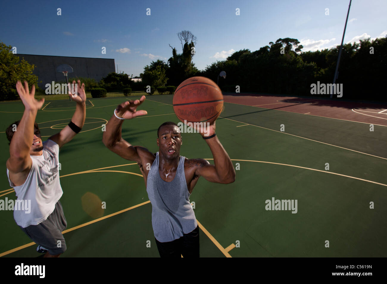 Match de basket-ball extérieur jouant les hommes Banque D'Images