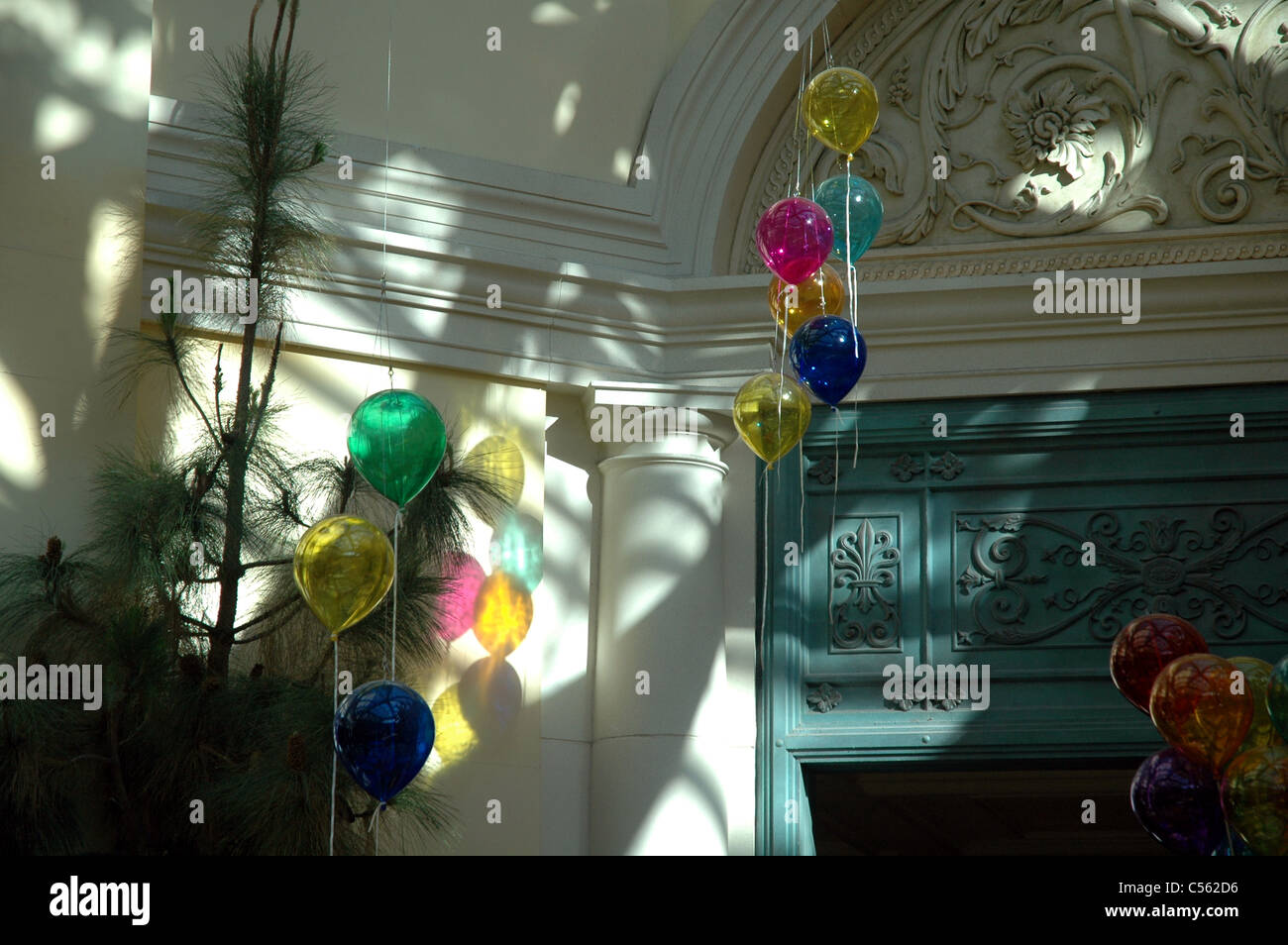 Ballons jeter une ombre sur le mur de la véranda de l'hôtel Bellagio à Las Vegas, Nevada. Banque D'Images