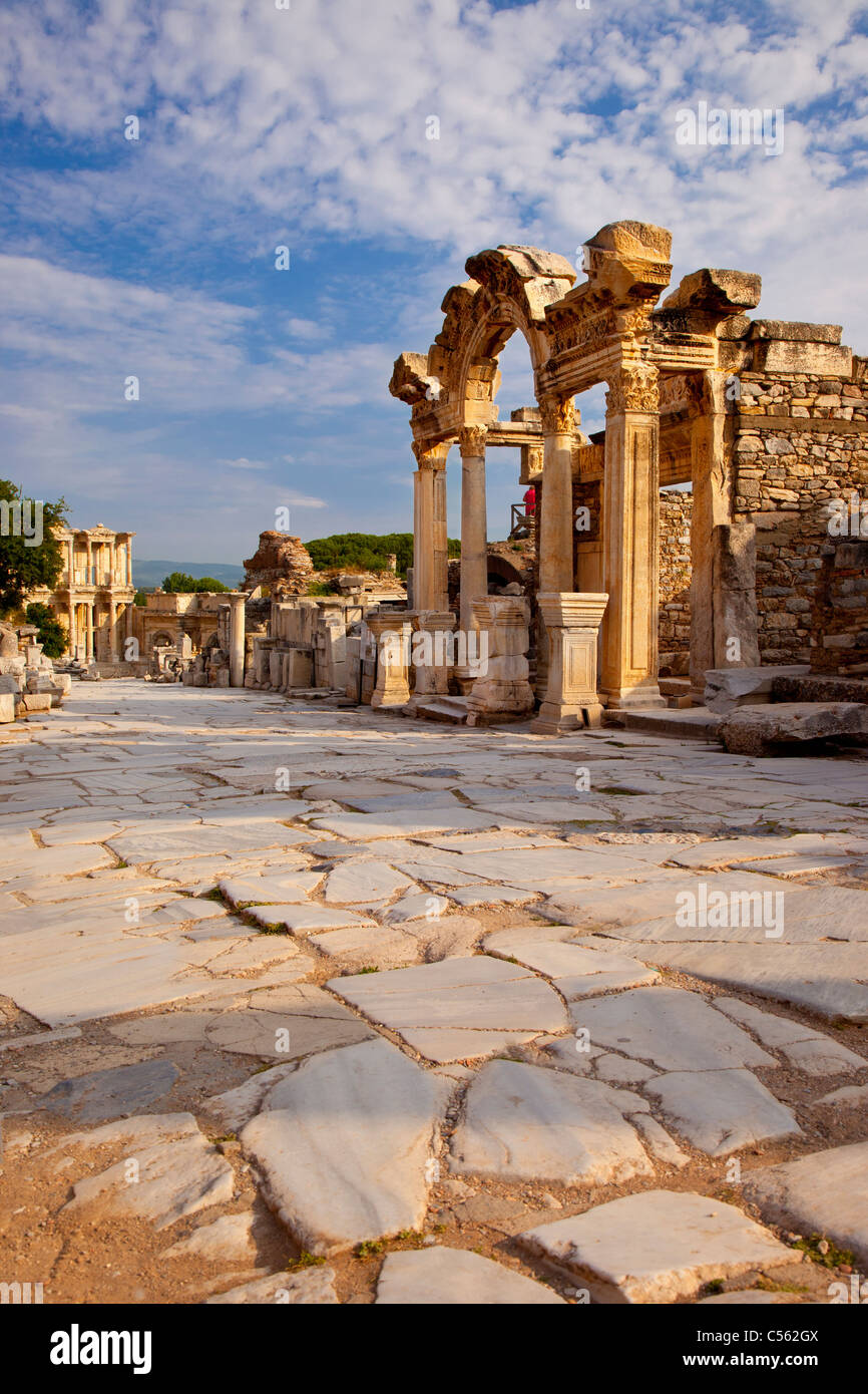 Temple d'Hadrien avec bibliothèque de Celsus au-delà le long de la rue pavée Curetes à Ephèse, près de Selçuk Turquie Banque D'Images