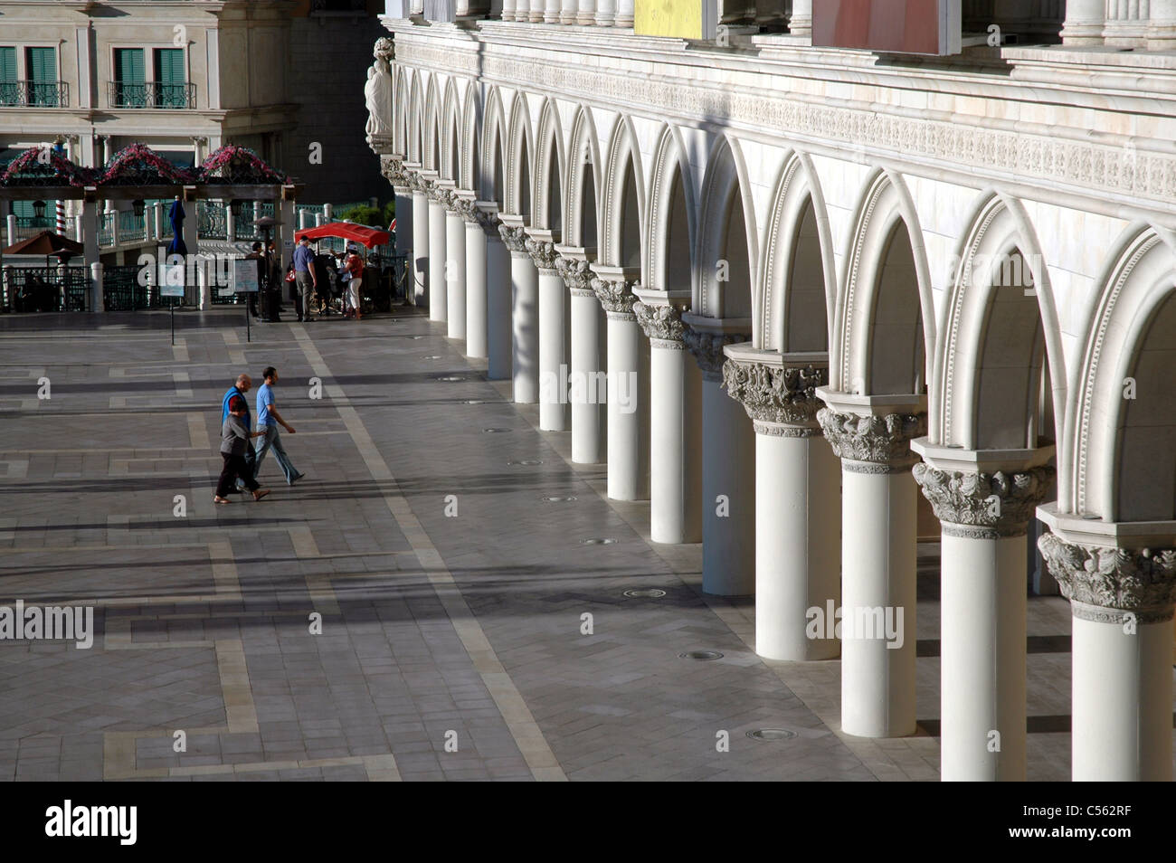 Les touristes à l'hôtel de luxe Venise resort et casino à Las Vegas contre une façade qui ressemble à la Piazza San Marco de Venise. Banque D'Images