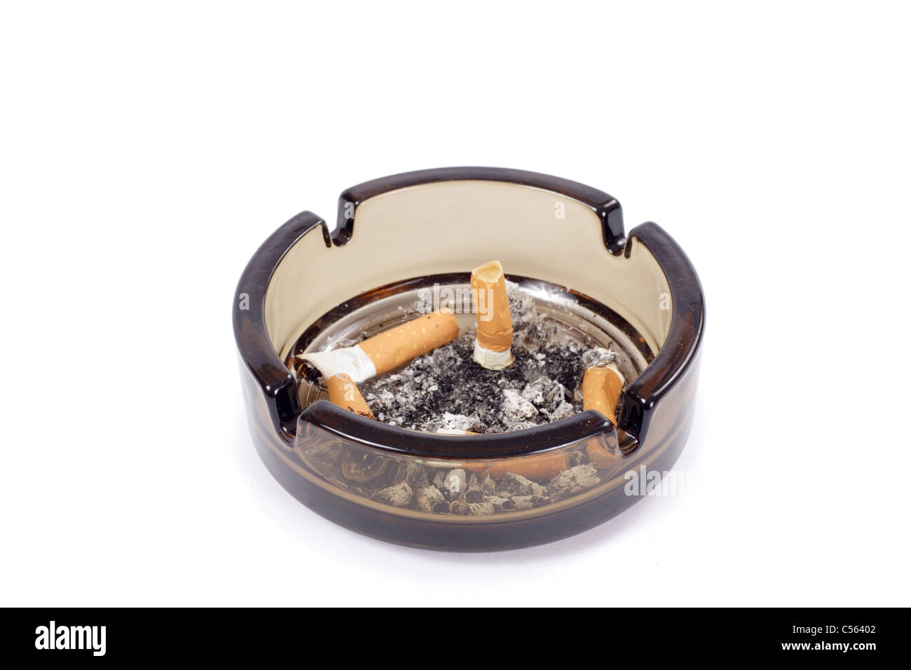 Un flithy cendres en verre-tray, photo sur le fond blanc Banque D'Images