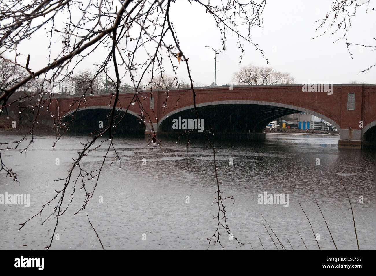 Le John W. Semaines pont enjambe la rivière Charles entre Cambridge et Boston, Massachusetts. Banque D'Images