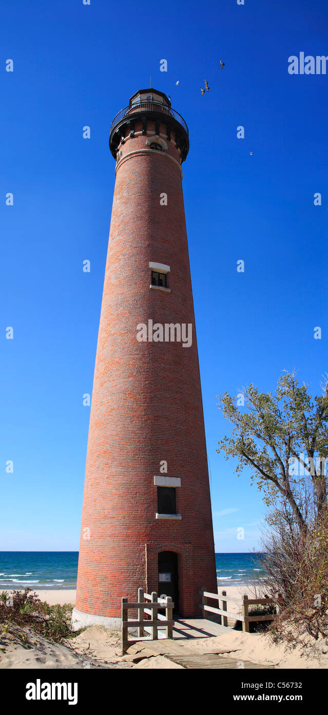 Lighthouse Rouges La très haute tour de briques rouges de sable peu Point Lighthouse, le ...