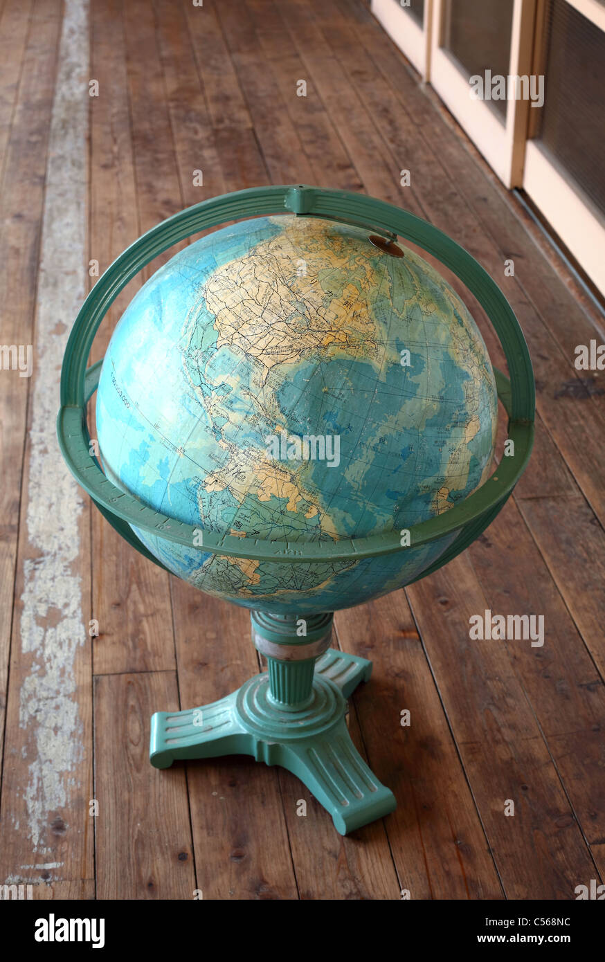 Globe dans le passage à l'école Banque D'Images