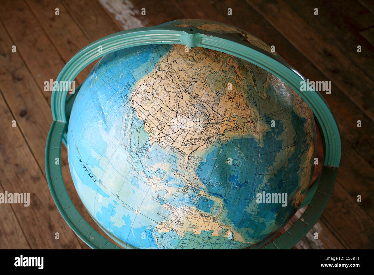 Globe dans le passage à l'école Banque D'Images