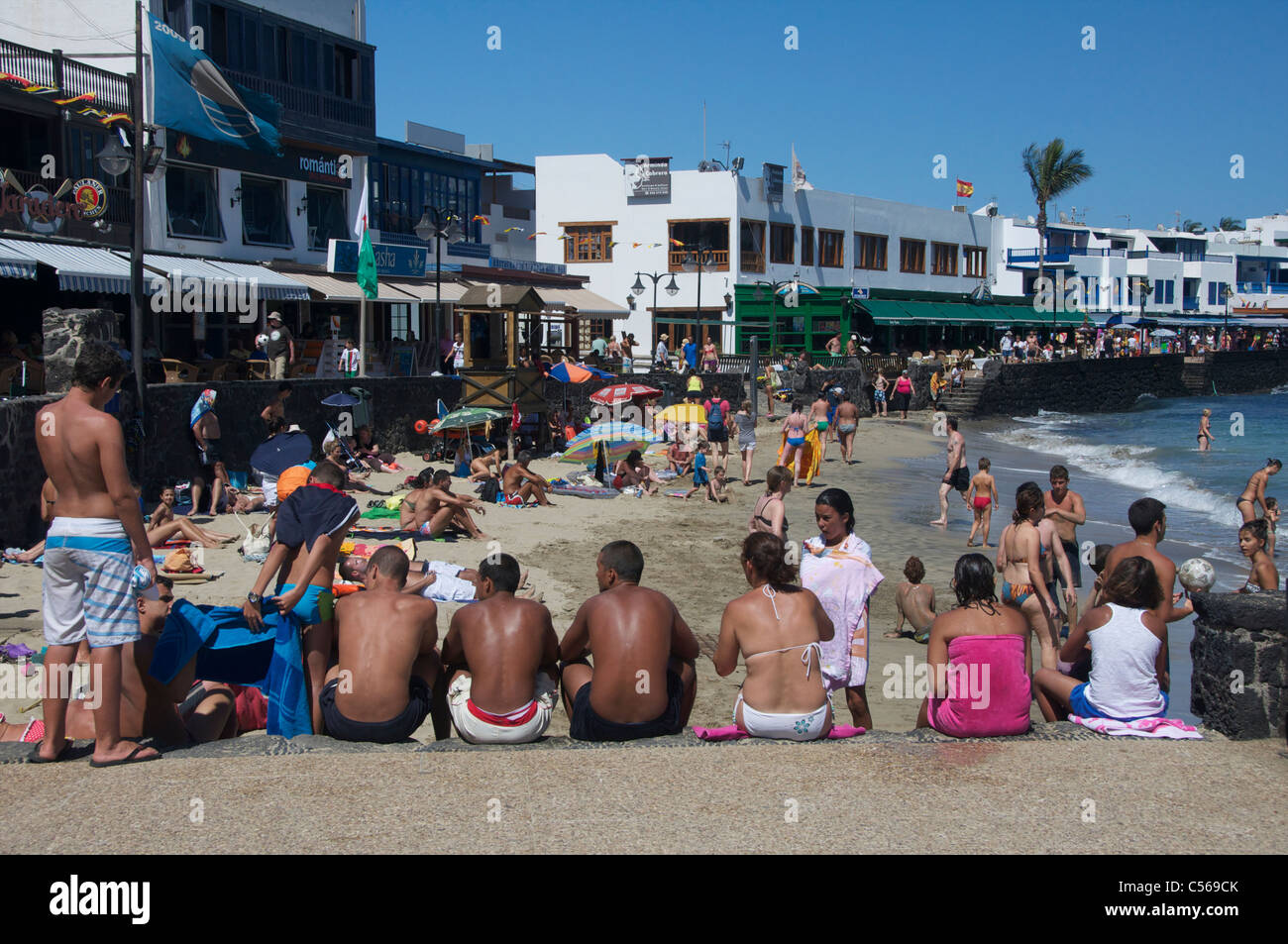 Les vacanciers à la plage de Playa Blanca, Lanzarote, îles Canaries, Espagne. Banque D'Images