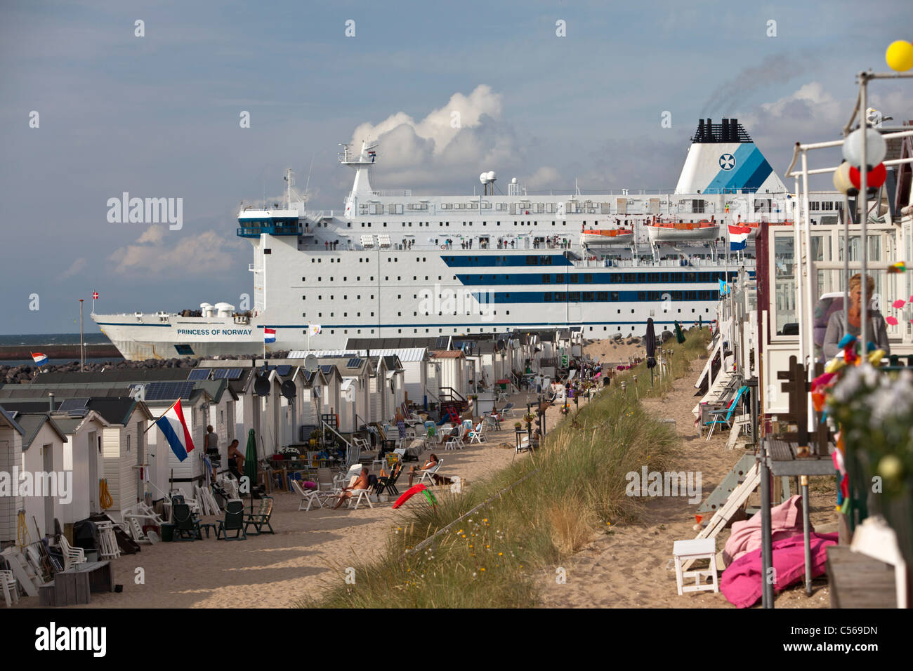Les Pays-Bas, IJmuiden, DFDS ferry pour quitter Newcastle pour l'Norh Mer. Cabines de plage de premier plan. Banque D'Images
