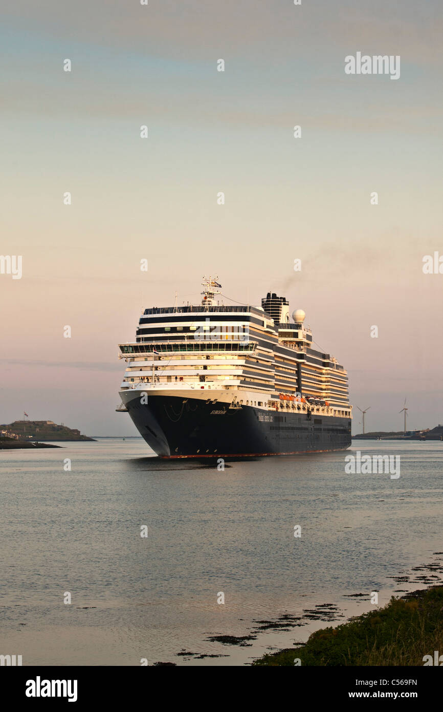 Les Pays-Bas, IJmuiden, Eurodam, navire de croisière appartenant à Holland America Line, arrivant à Canal de la mer du Nord. Le lever du soleil. Banque D'Images