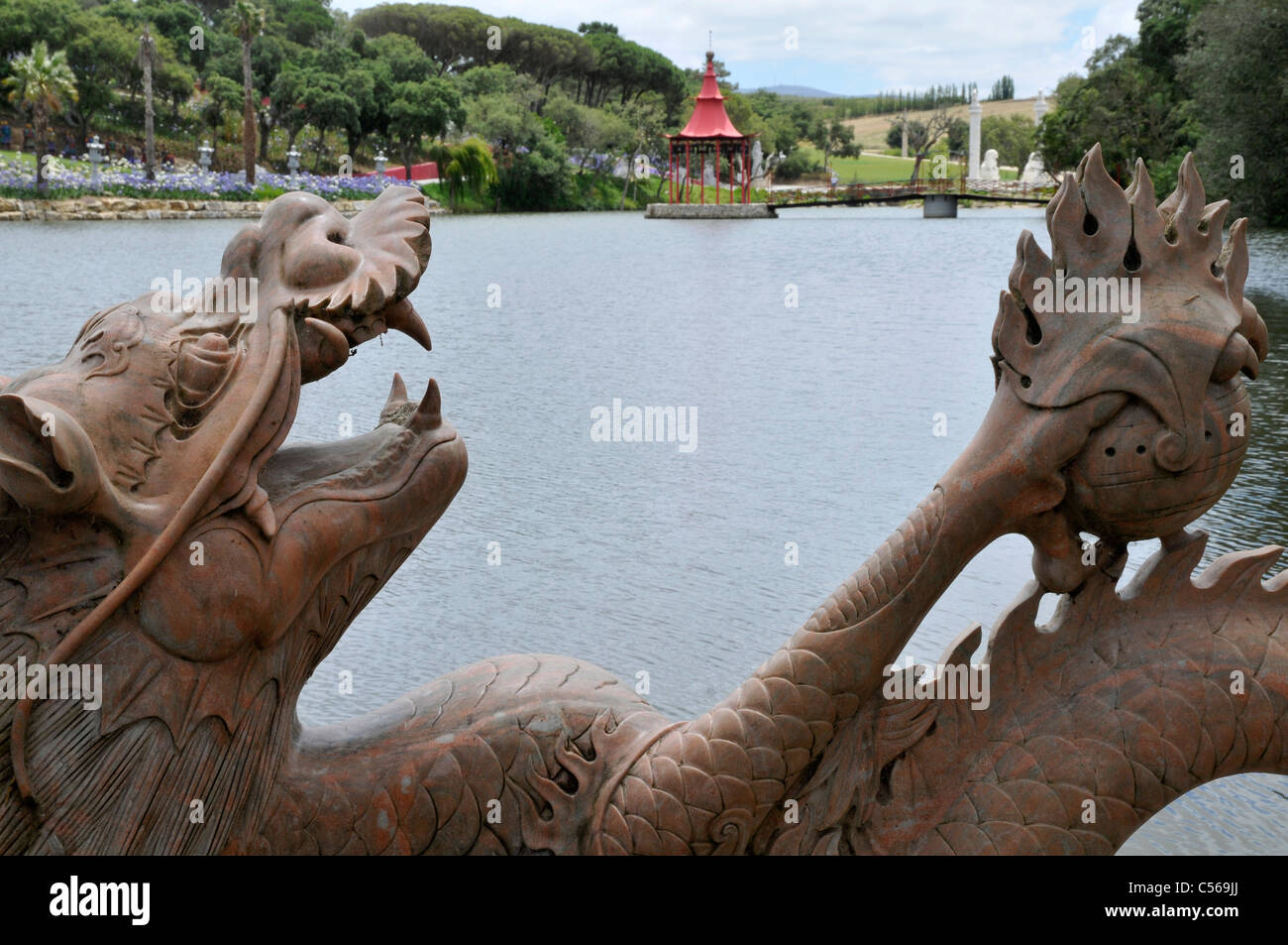 Le lac principal avec une statue d'un dragon à l'avant-plan, Buddha Eden Garden ou le jardin de la paix, de Bombarral, Portugal. Banque D'Images