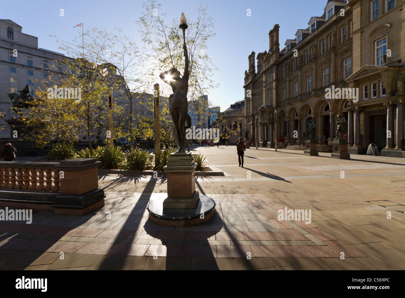 Des statues à l'extérieur de la nymphe old post office building Leeds City Square. Banque D'Images