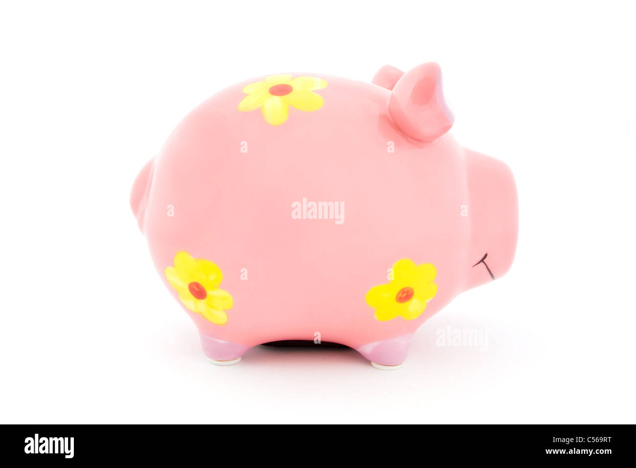 Pink Piggy Bank avec des fleurs jaunes sur fond blanc Banque D'Images Pink Piggy Bank avec des fleurs jaunes sur fond blanc Banque D'Images