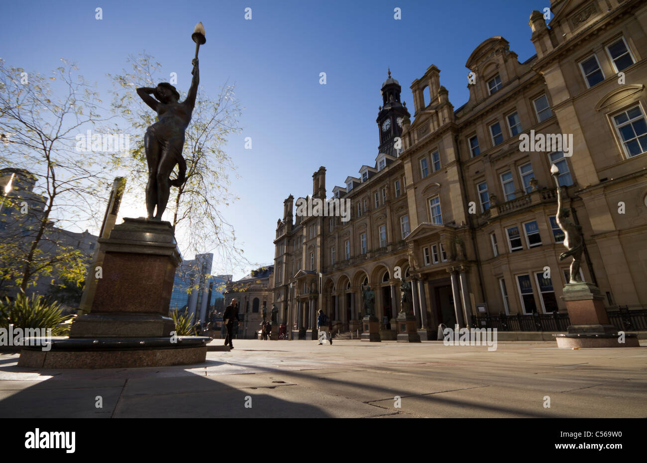 Des statues à l'extérieur de la nymphe old post office building Leeds City Square. Banque D'Images