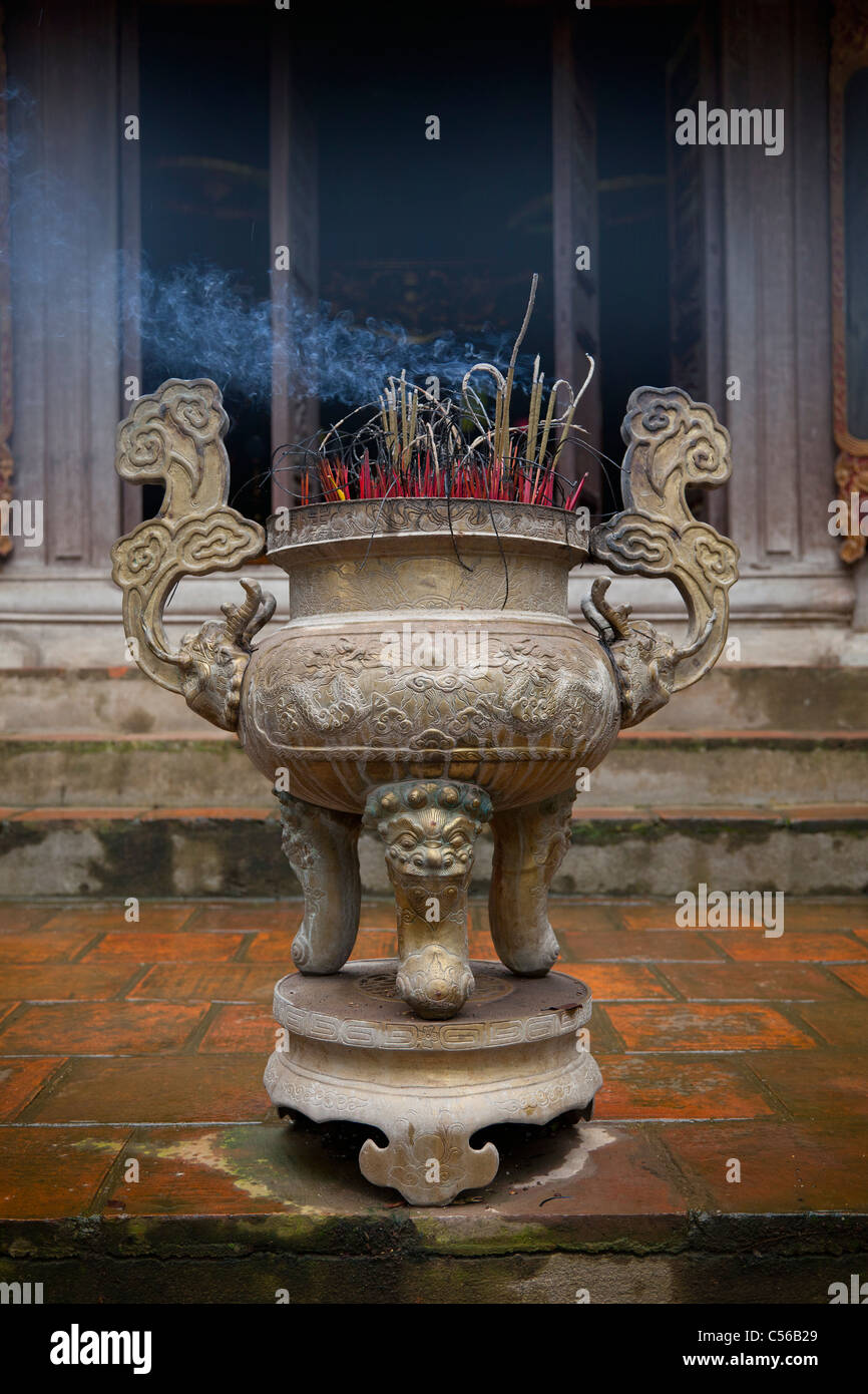 Encens temple bouddhiste joss sticks fumeurs dans l'offre de pot, Vietnam Banque D'Images