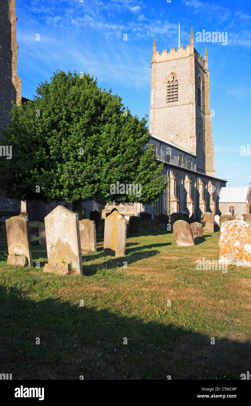 La tour et le bas-côté nord et le porche de l'église de St Nicholas à Blakeney, Norfolk, Angleterre, Royaume-Uni. Banque D'Images