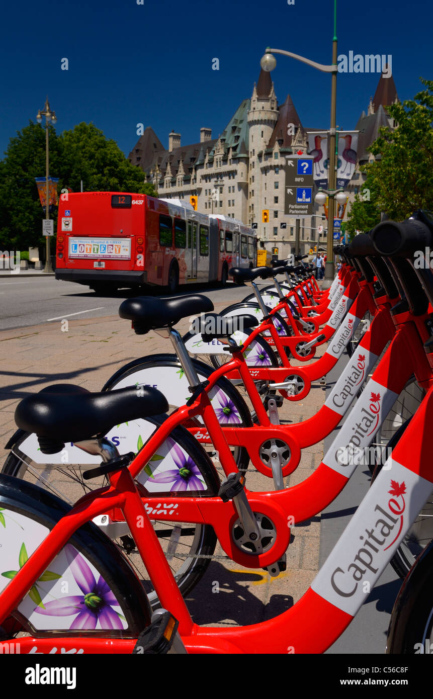 Bixi et le transport par autobus de gré à ottawal capitale du Canada sur la rue Elgin, à l'hôtel Château Laurier Banque D'Images