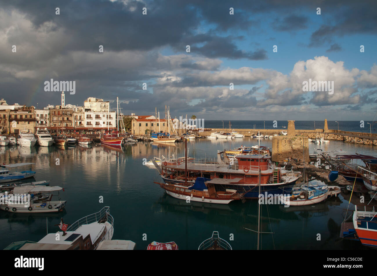 Les bateaux et le port sous l'Arc en Ciel, Kyrenia, Chypre du Nord, Girne Banque D'Images