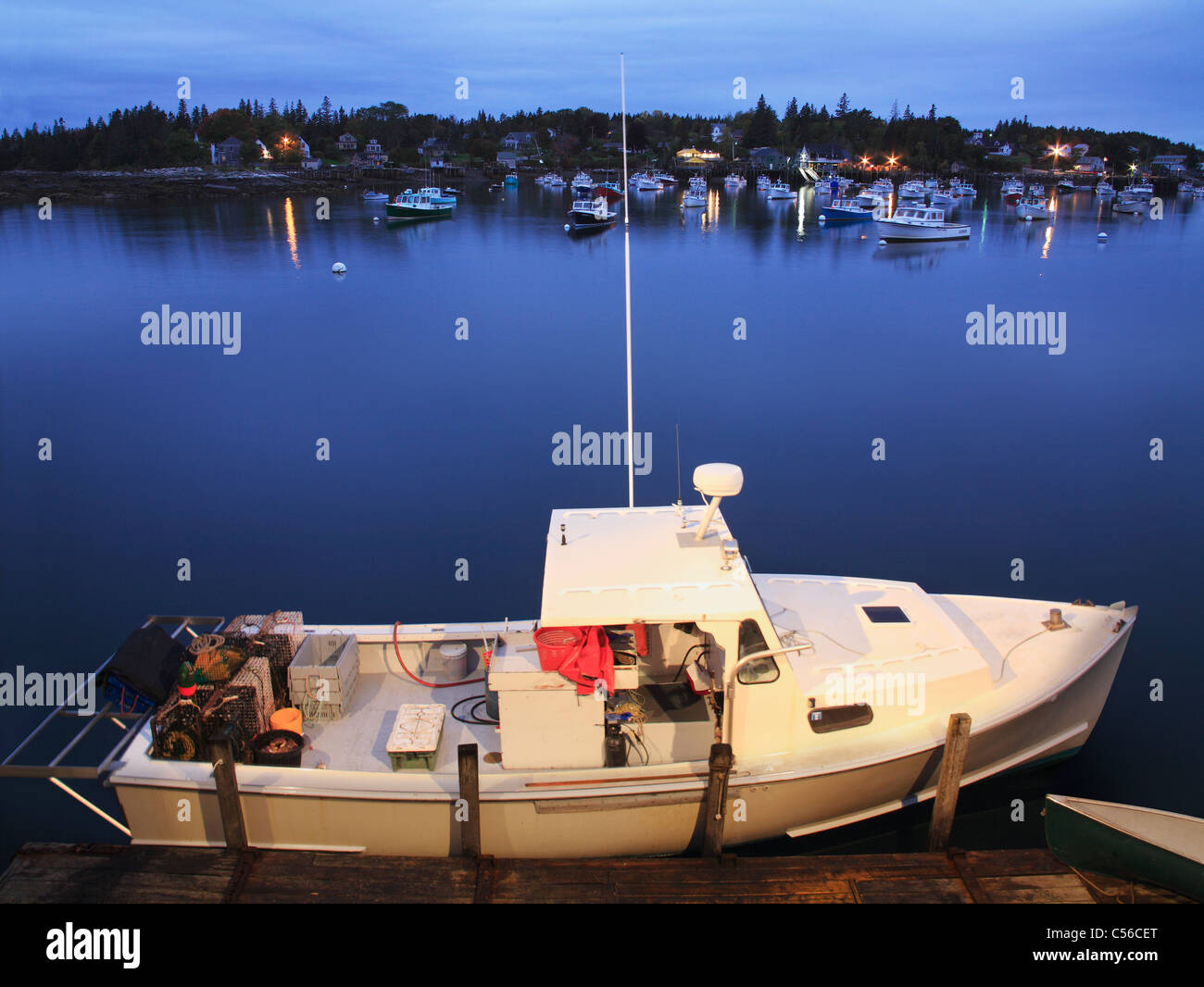 Bateaux au repos dans Bernard Maine Prises de Bass Harbor At Night, Mount Desert Island, l'Acadia National Park, Maine, USA Banque D'Images