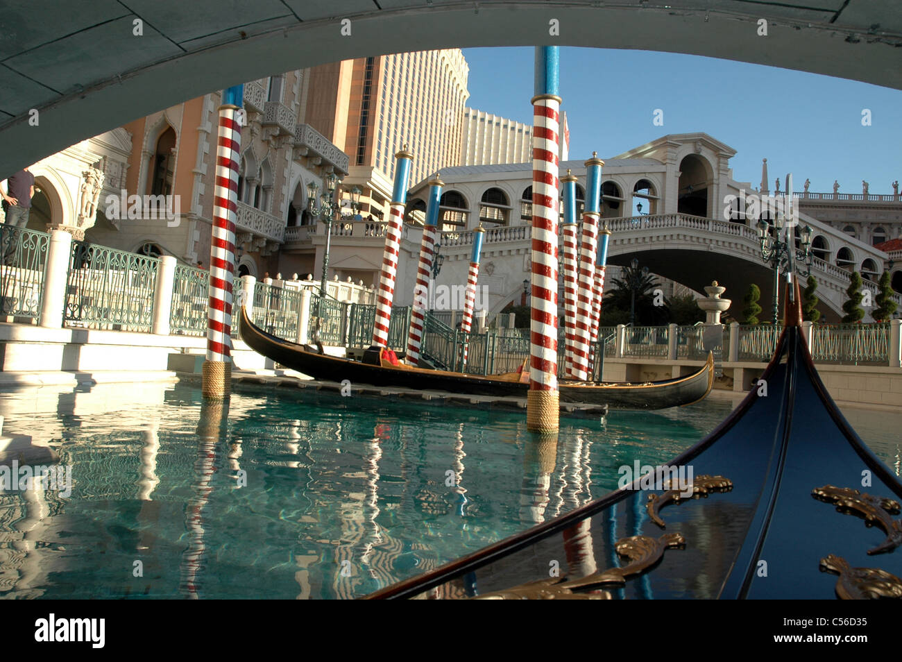 Les visiteurs de l'hôtel vénitien sur le Strip de Las Vegas est visible sur leur réplique du Pont du Rialto. Banque D'Images