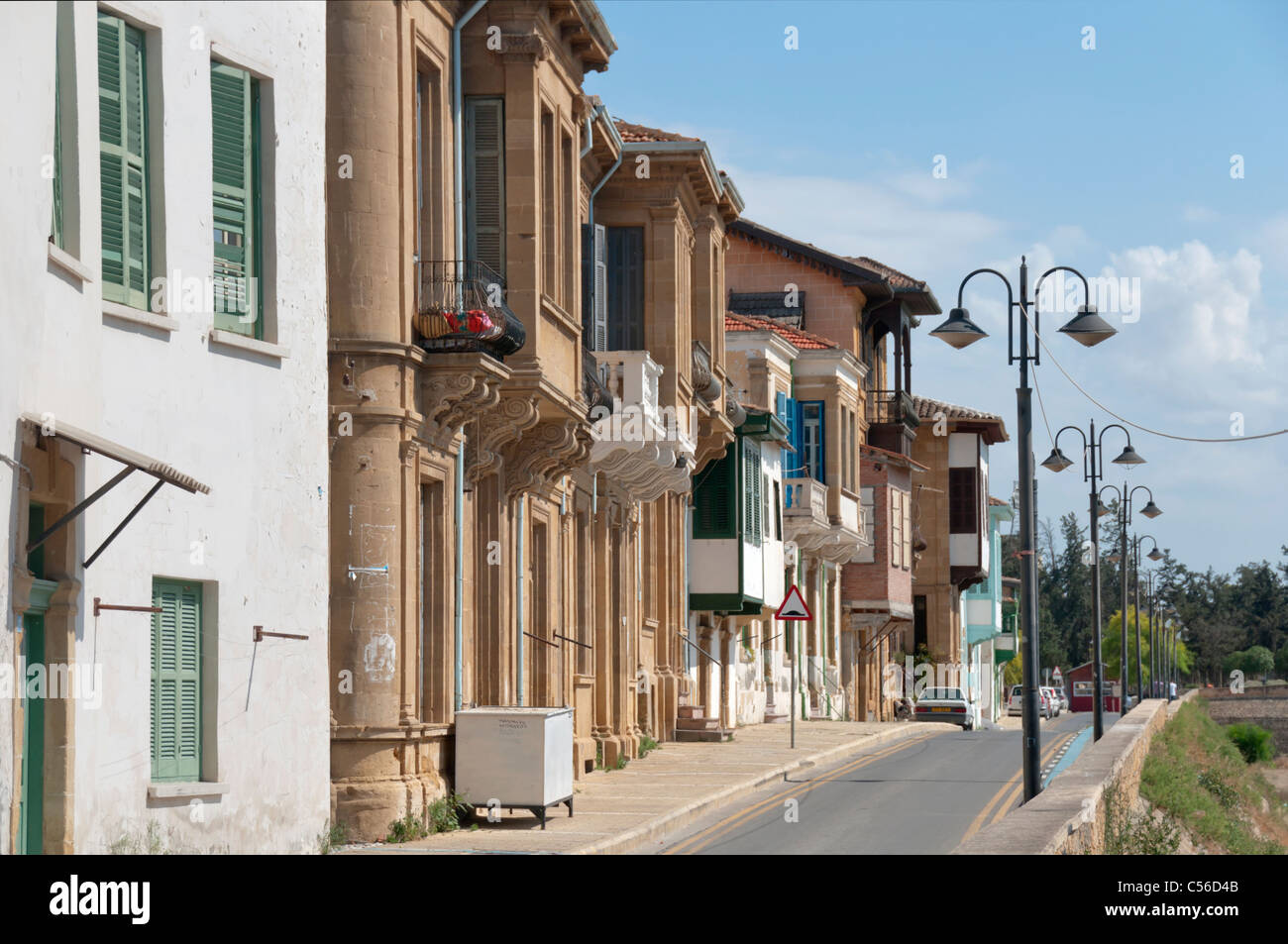 Ancien Bain turc avec baies de l'architecture des maisons dans les rues de la vieille ville de Lefkosa, Nicosie, Chypre du Nord Banque D'Images