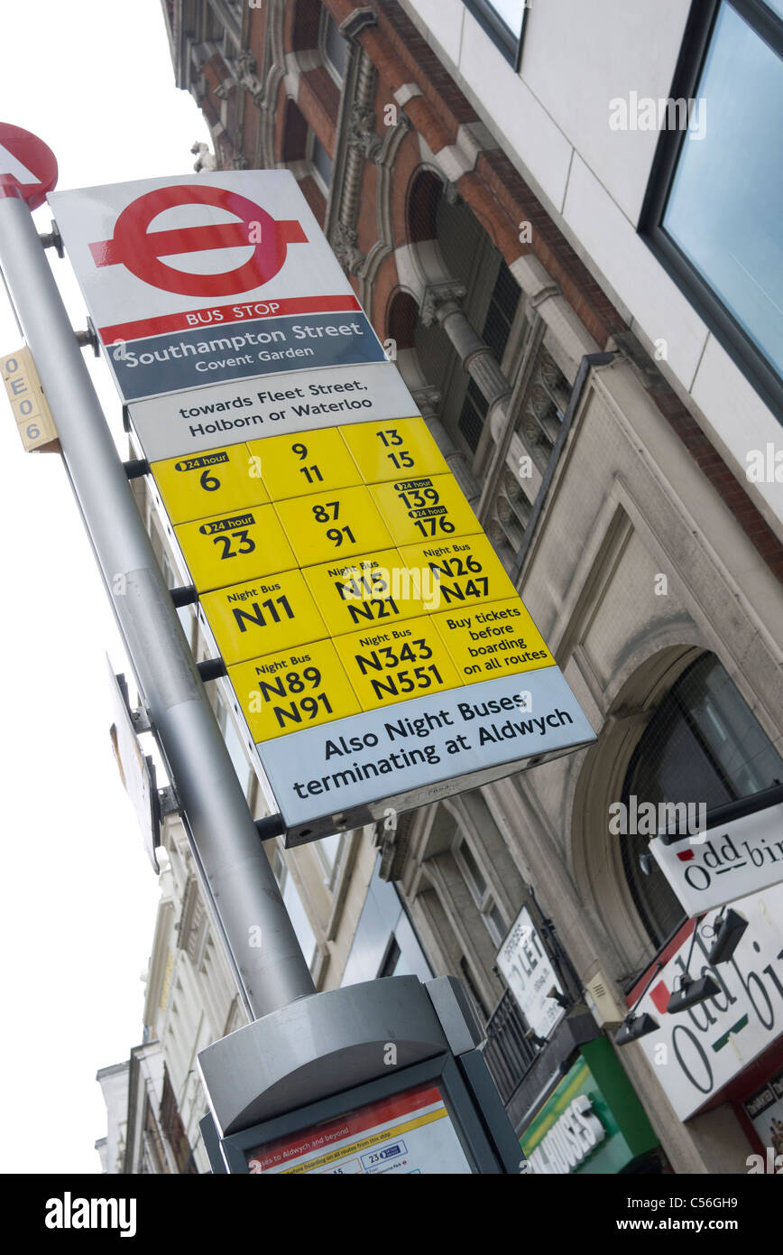 Arrêt de bus de Londres dans le Strand Londres Banque D'Images