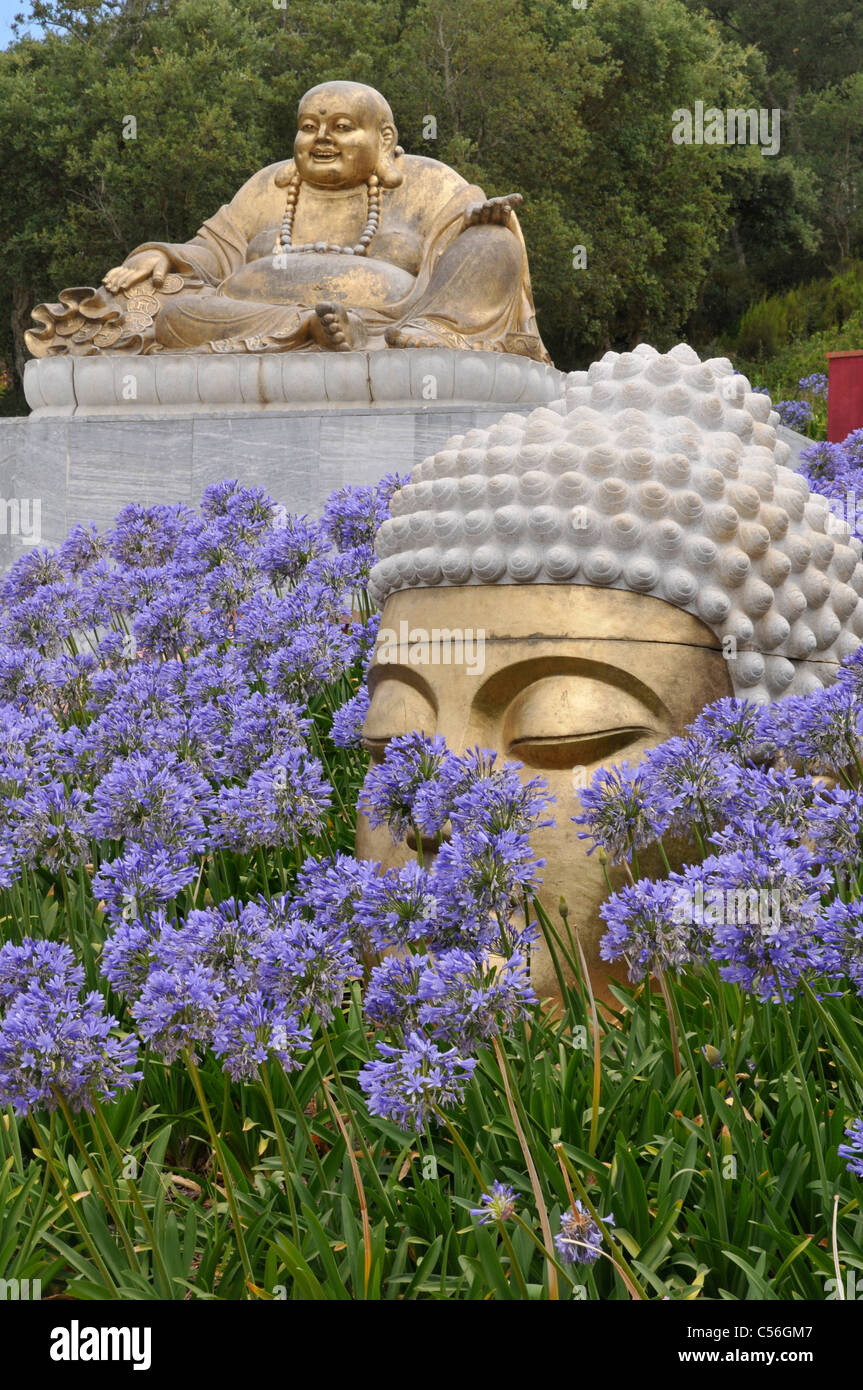 Le grand Bouddha d'or. Jardin de la paix ou Buddha Eden Garden à Bombarral, Portugal. Banque D'Images