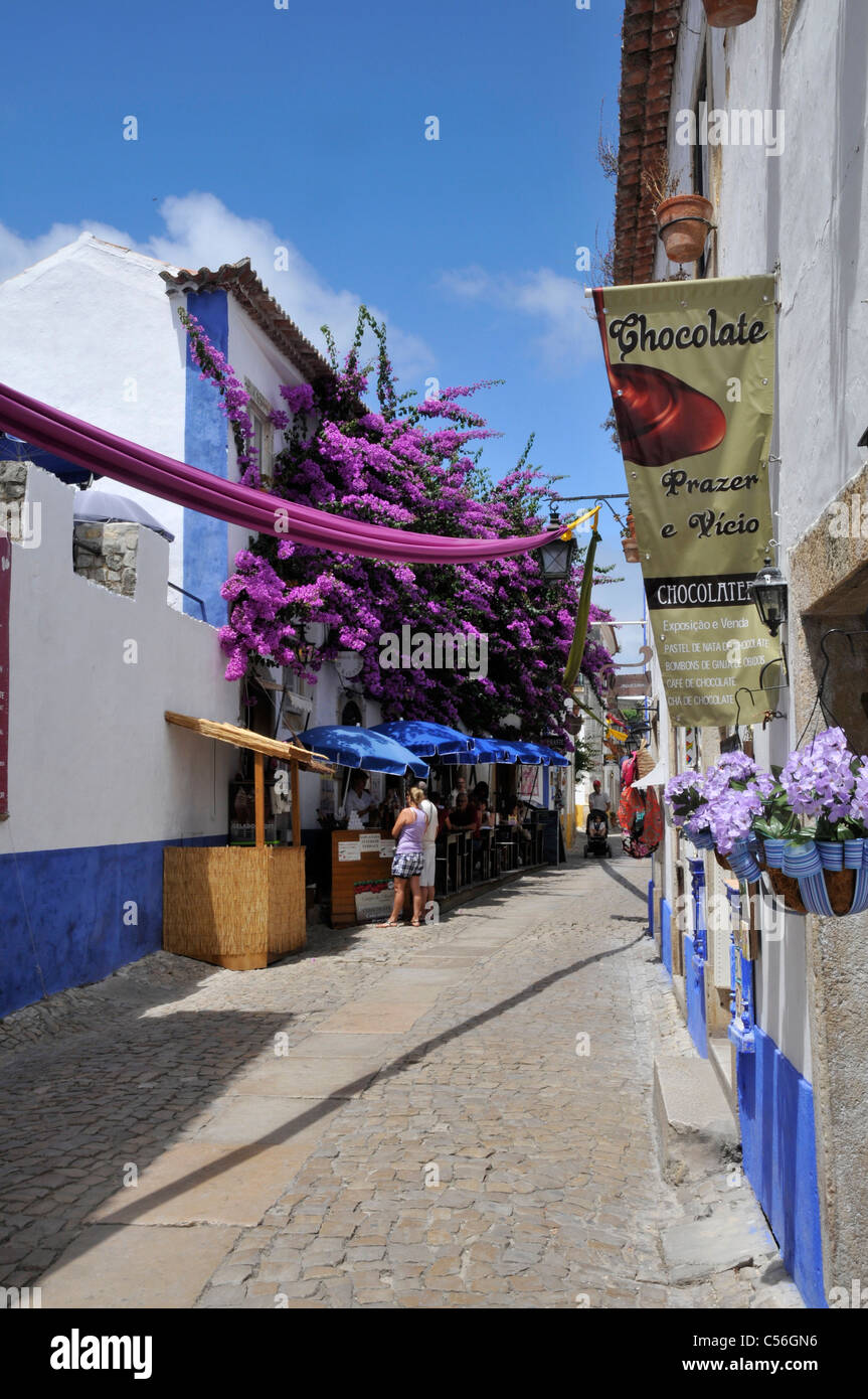 Obidos, Portugal. La rue principale (Rua Direita). Banque D'Images