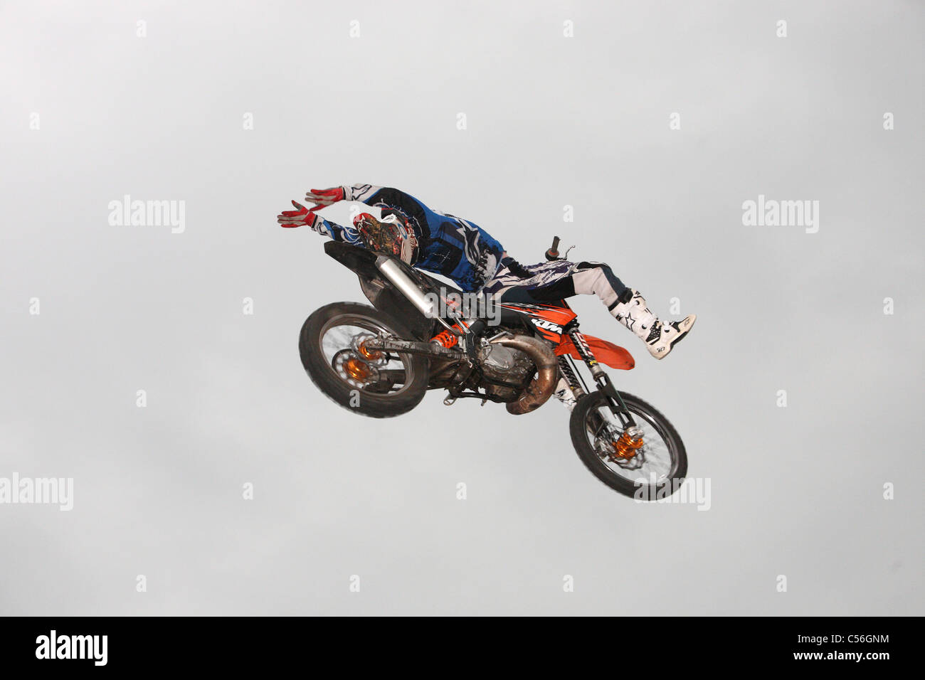 Moto Freestyle FMX riders in mid air Banque D'Images