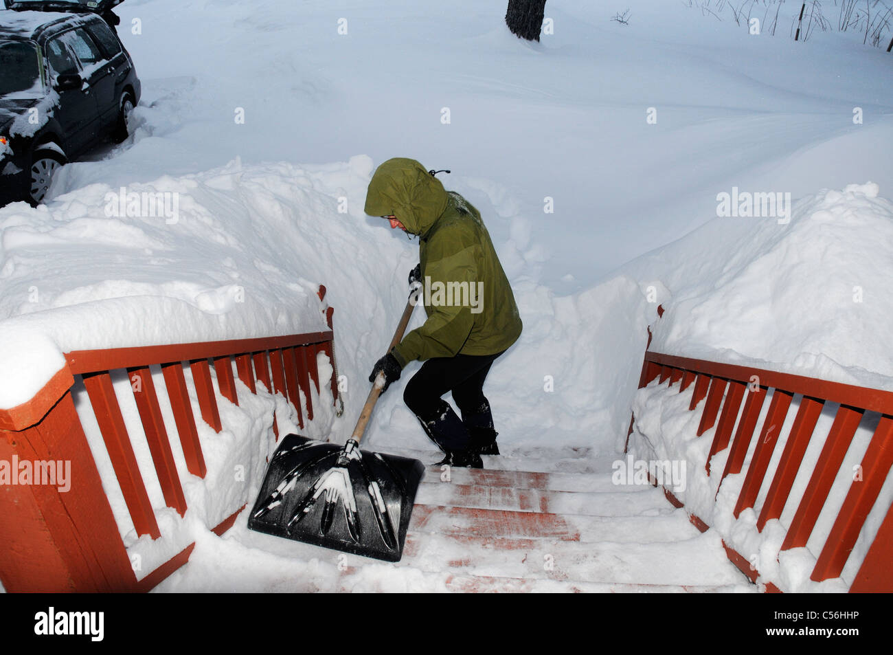 Creuser dehors après une tempête de neige au Québec Banque D'Images