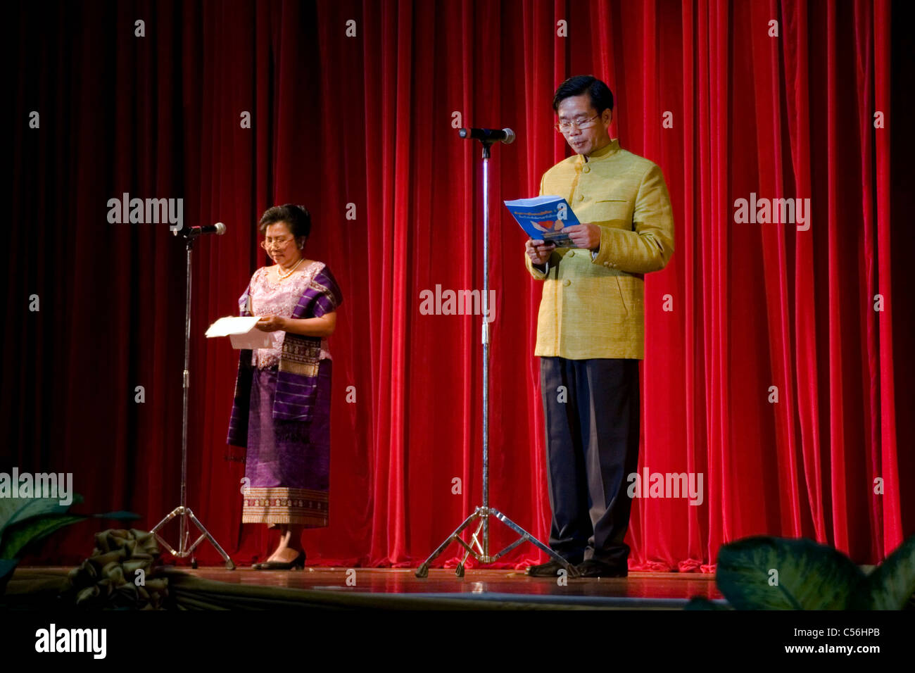 Le maire communiste de la ville de Vientiane est parlant sur scène durant un spectacle marquant la Journée internationale pour les personnes handicapées au Laos. Banque D'Images