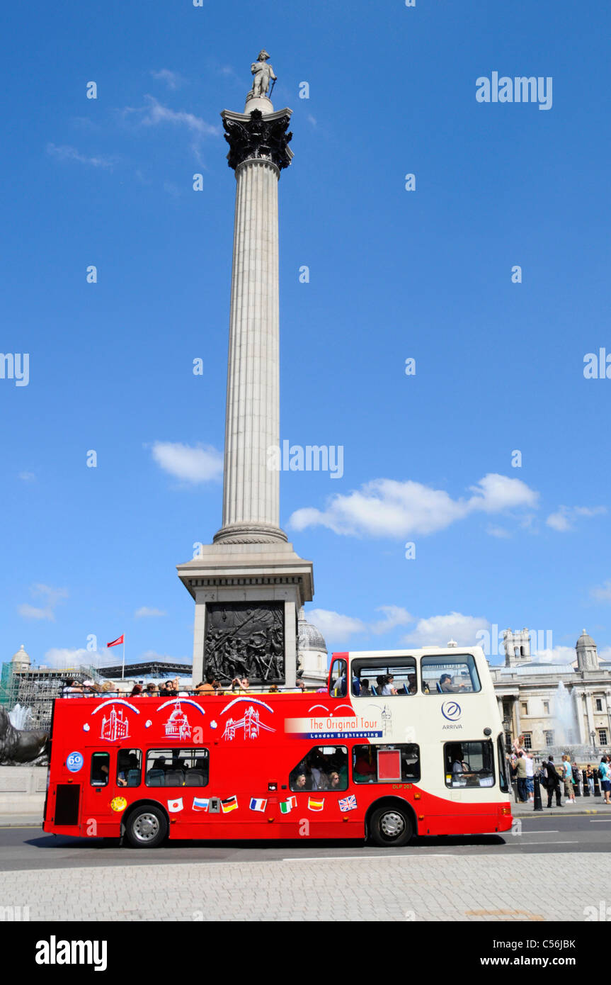 Scène de rue à Londres les touristes sur double decker bus visite guidée d'open top passant Nelsons Column à Trafalgar Square England UK blue sky summer day Banque D'Images