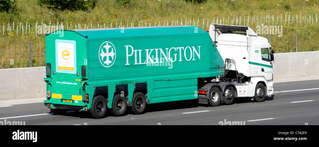 Et côté vue arrière de Pilkington Glass la chaîne d'approvisionnement et distribution de poids lourds camion camion avec remorque articulée marque & logo voiture sur l'autoroute britannique Banque D'Images