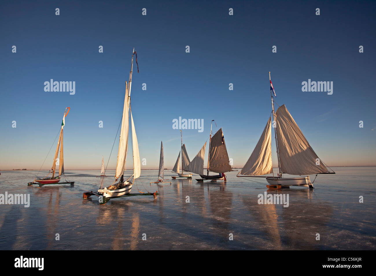 Les Pays-Bas, Monnickendam. Bateaux à voile sur glace sur lac gelé appelé Gouwzee. Banque D'Images