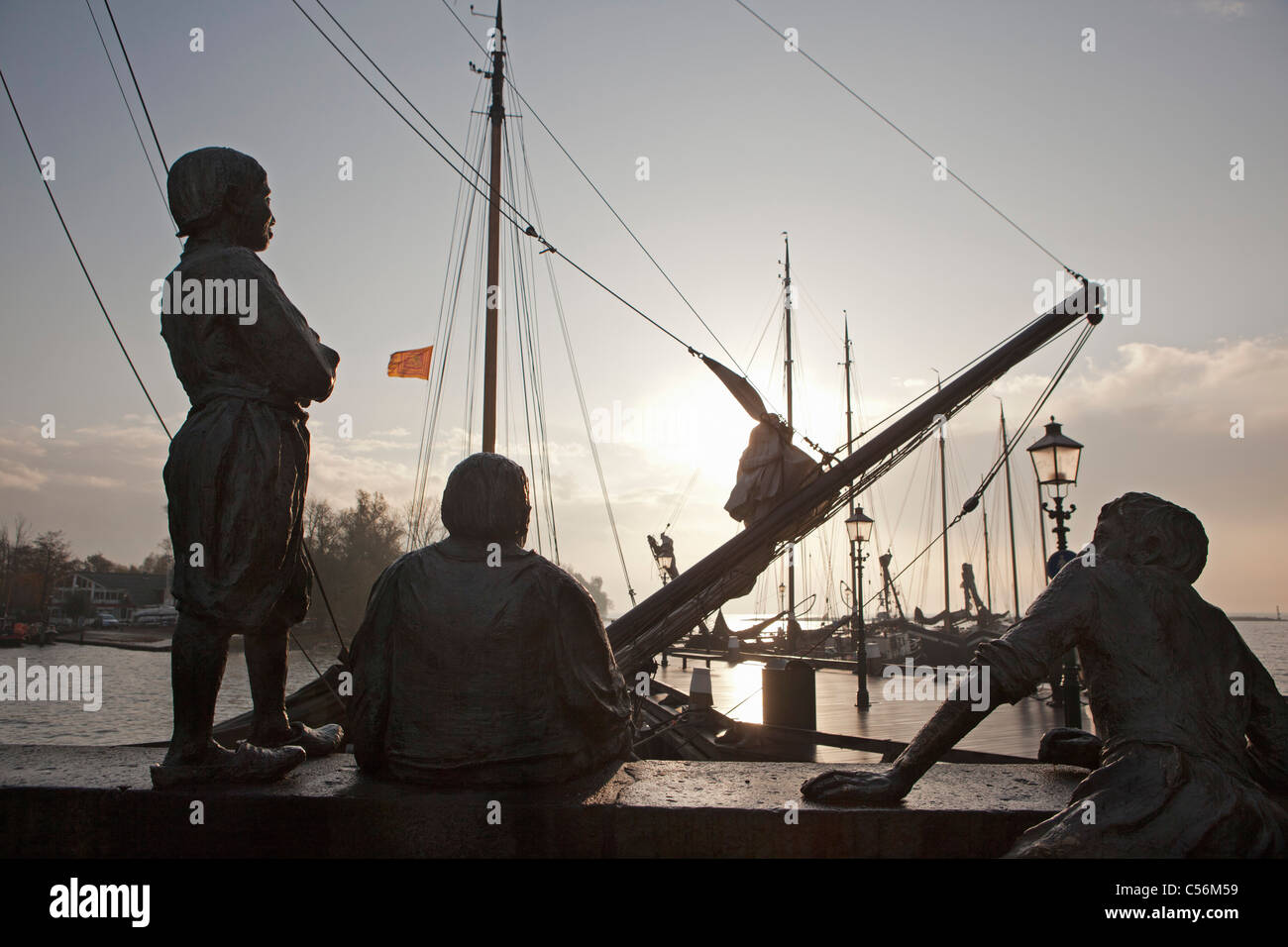 Les Pays-Bas, Hoorn, statues dans le port appelé Jongens van Bontekoe. Banque D'Images