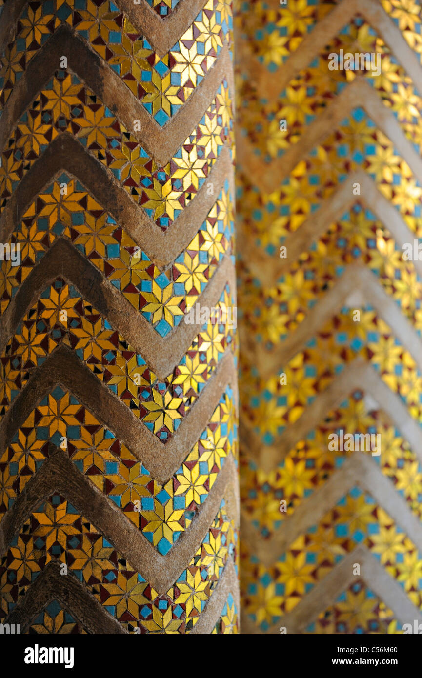 Une paire de colonnes avec de riches mosaïques guilded insère dans le cloître de Monreale Banque D'Images