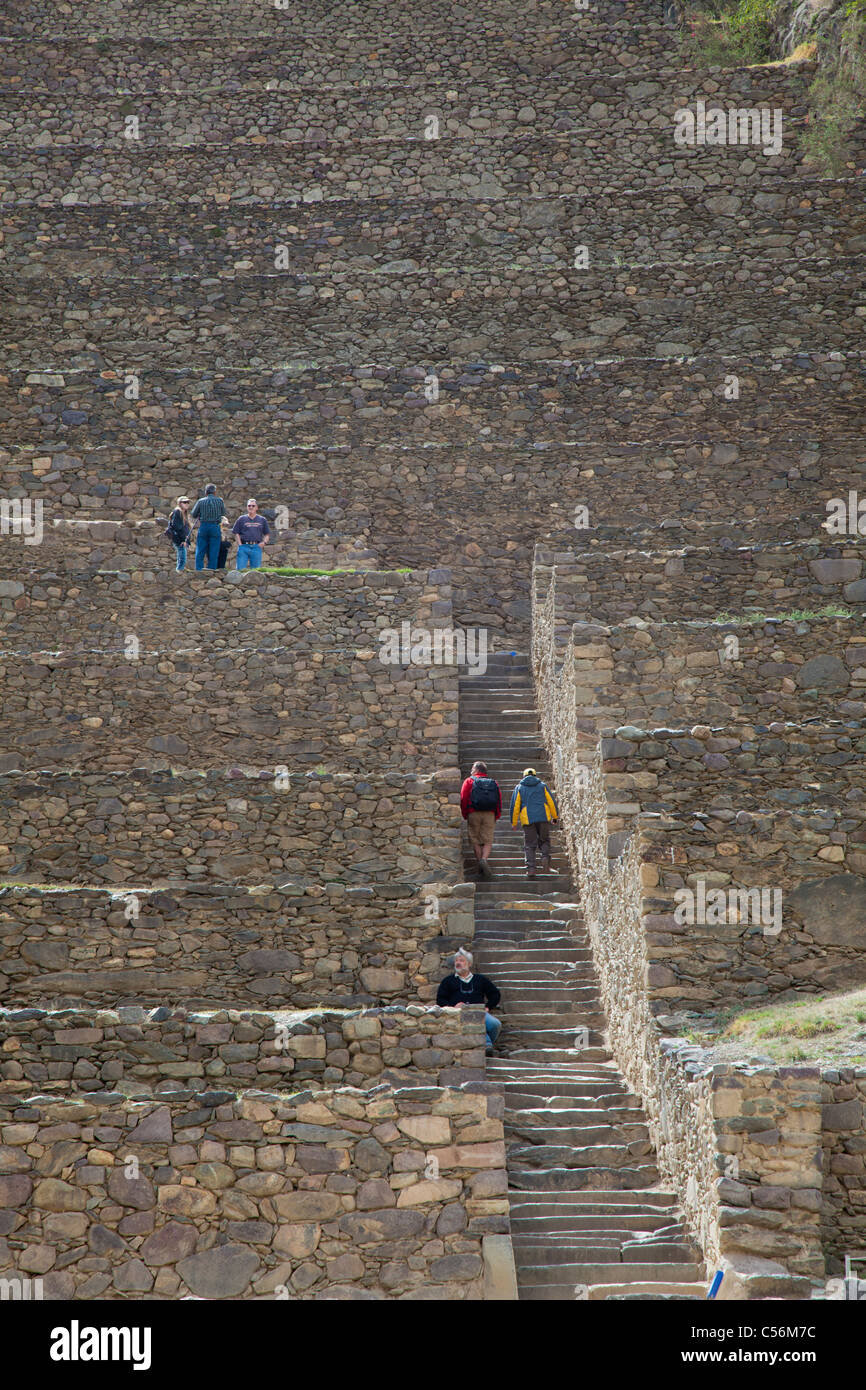 Les touristes à l'historique des ruines Incas à Ollantaytambo, Pérou Banque D'Images