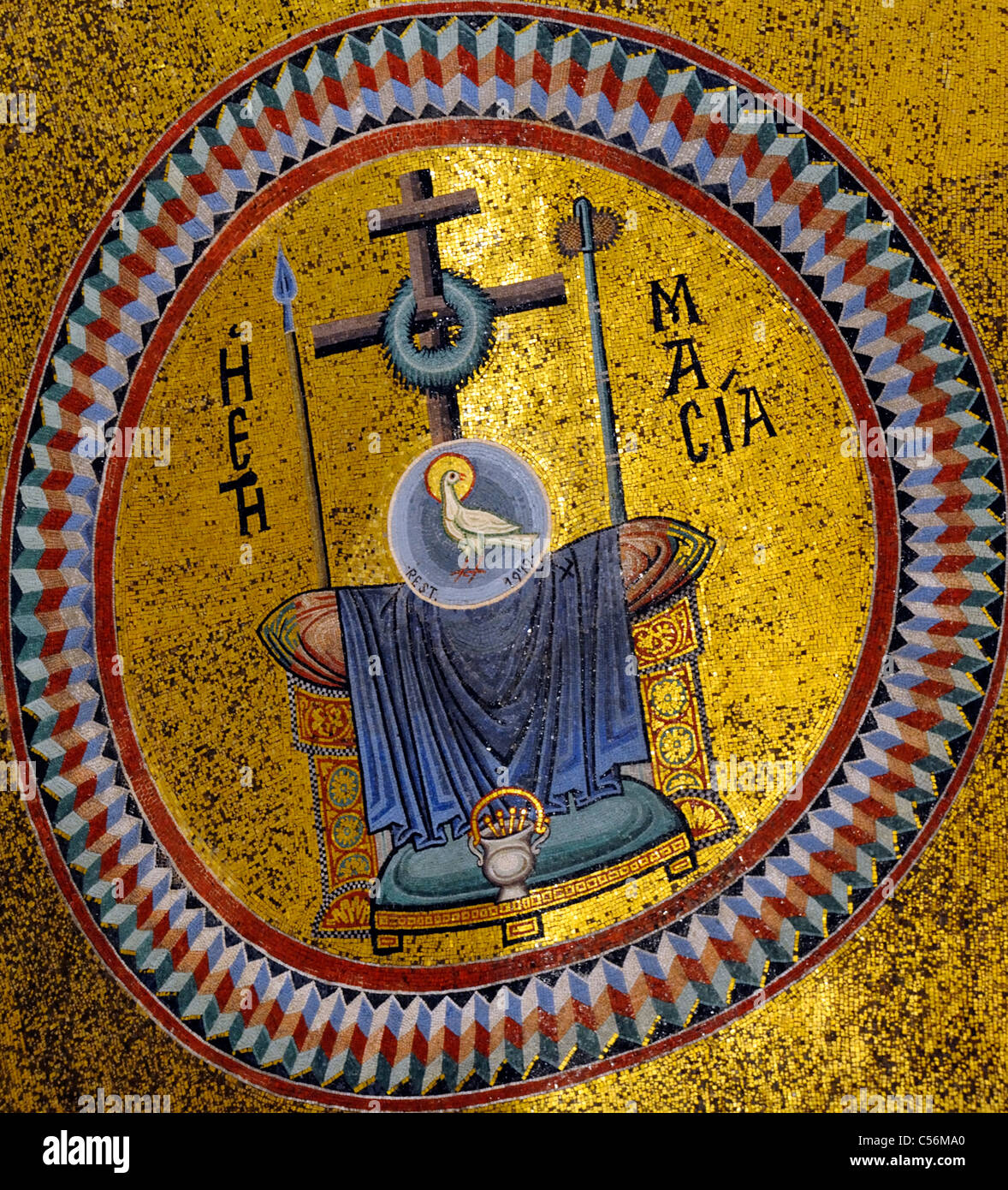 Une conception de mosaïque représentant un trône au-dessus du transept de la cathédrale de Monreale Banque D'Images