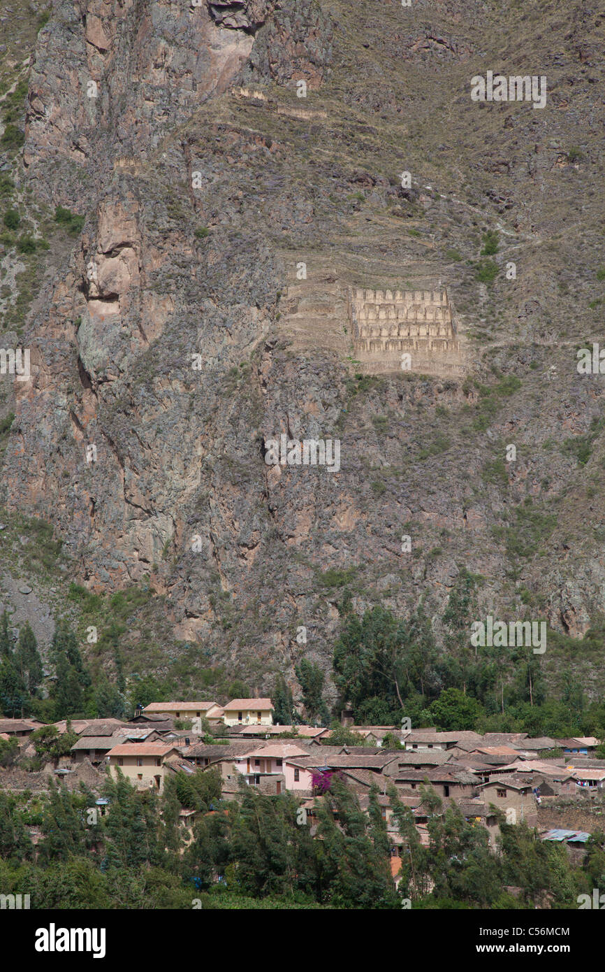 L'entrepôt historique ruines Incas au-dessus de la ville à Ollantaytambo, Pérou Banque D'Images