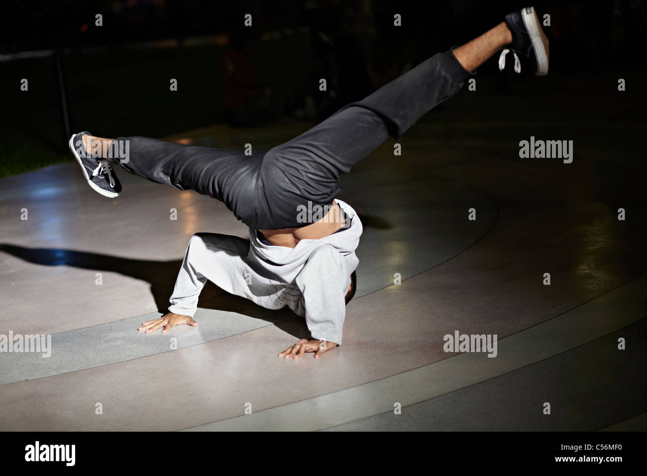 Petit déjeuner. B-Boy break danse. Banque D'Images