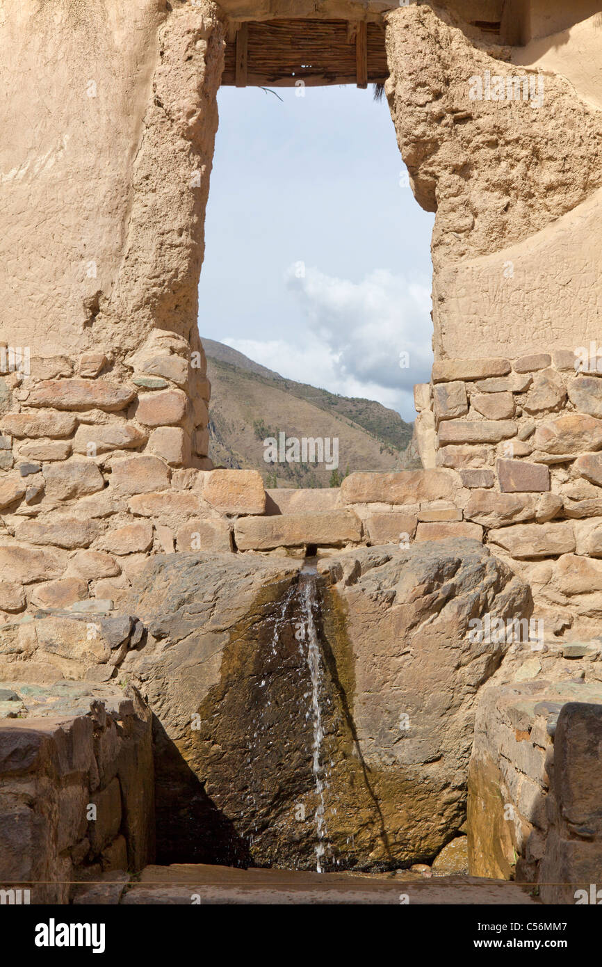 Les ruines Incas historique et chute d'eau à Ollantaytambo, Pérou Banque D'Images