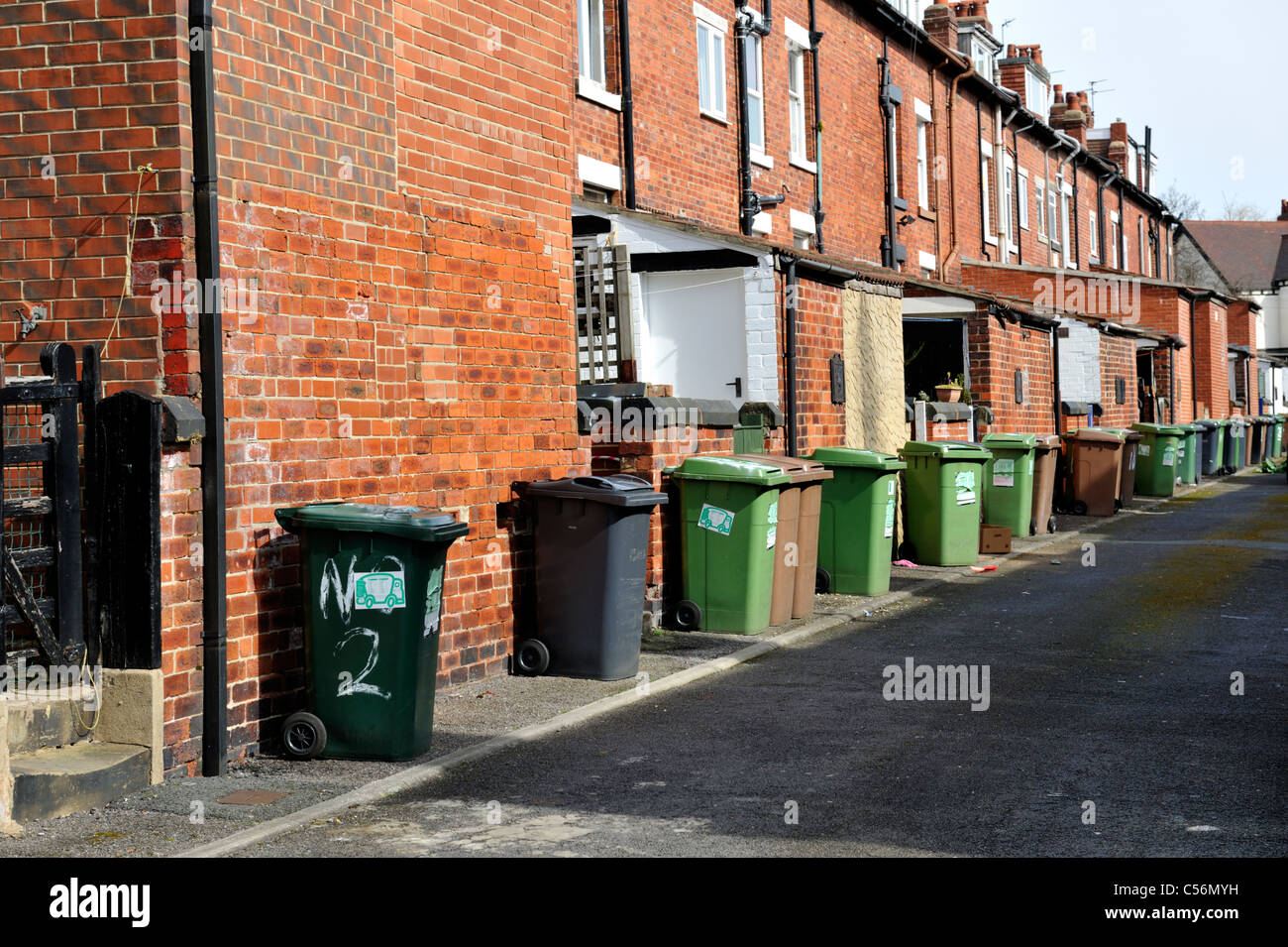 Les bacs de recyclage au dos de l'habitation mitoyenne en brique rouge zone Nieuwkerken-waas Leeds, West Yorkshire, Angleterre Banque D'Images