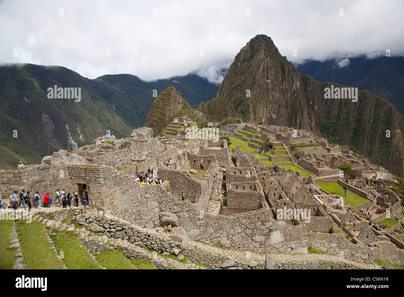 Les touristes la queue pour obtenir à travers une porte au Machu Picchu, au Pérou Banque D'Images