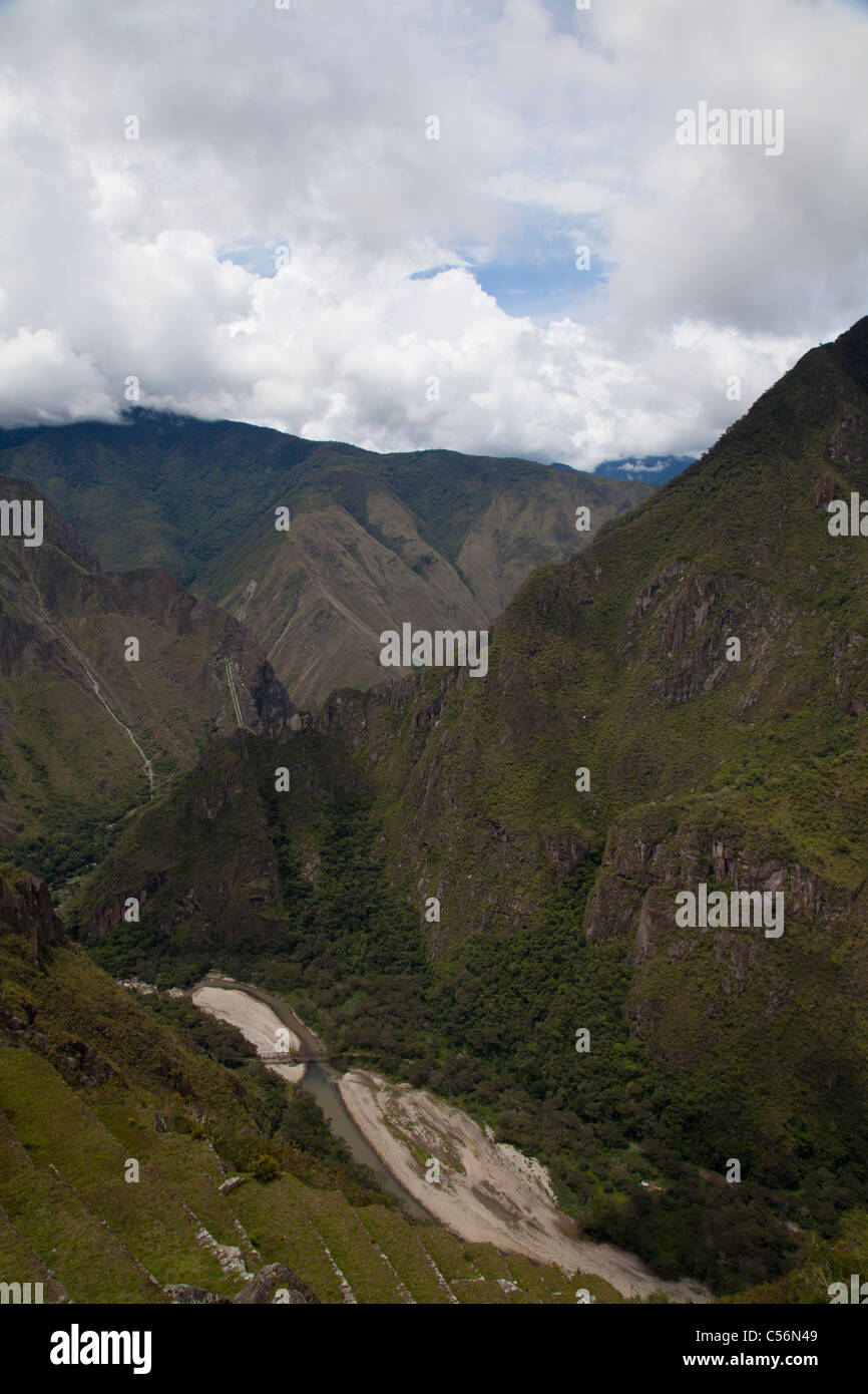 Voir en bas de la vallée de Machu Picchu, Pérou Banque D'Images