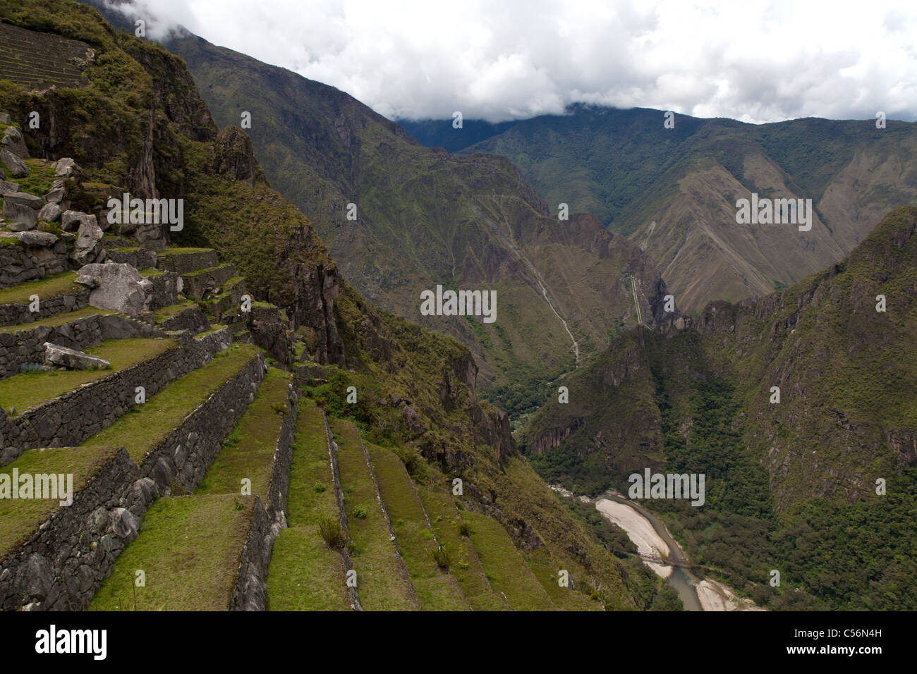 Vue de Machu Picchu et la vallée ci-dessous, Pérou Banque D'Images